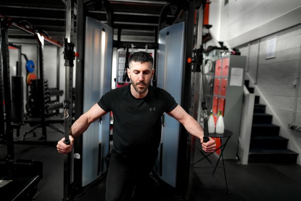 Ο Αλέξανδρος προπονείται στο γυμναστήριο